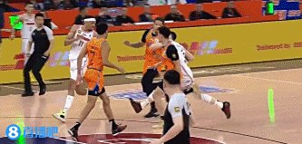 对手之间的激烈对抗引发球迷狂热