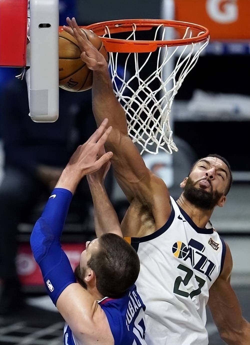 乐鱼体育-爵士擒下马刺，戈贝尔关键封盖确保胜利